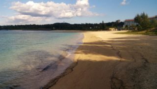 冬の沖縄でもお散歩にピッタリの沖縄の海、恩納村浜原ビーチ