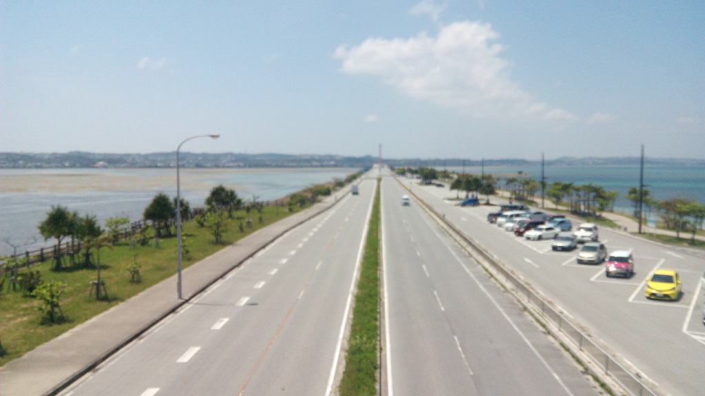 沖縄のドライブなら海中道路がおススメ、きれいな海を眺めながらのドライブが楽しめます