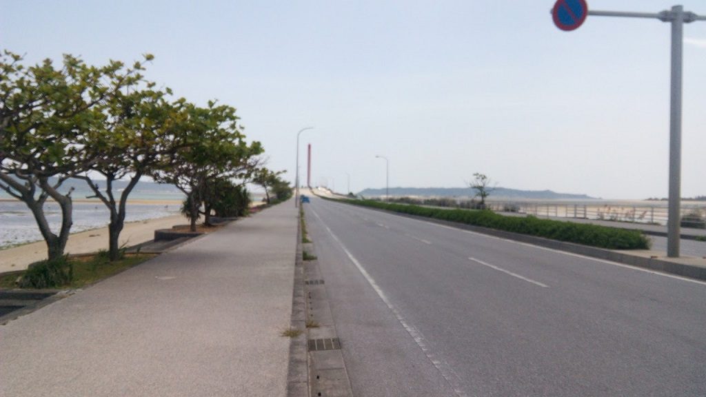 沖縄の海中道路入口