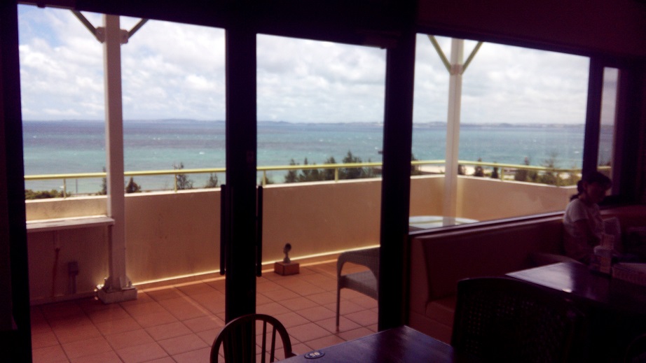 店内から見える沖縄の海の景色