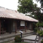 築100年以上の古民家で沖縄特産の海草アーサたっぷりの沖縄そば、屋宜家