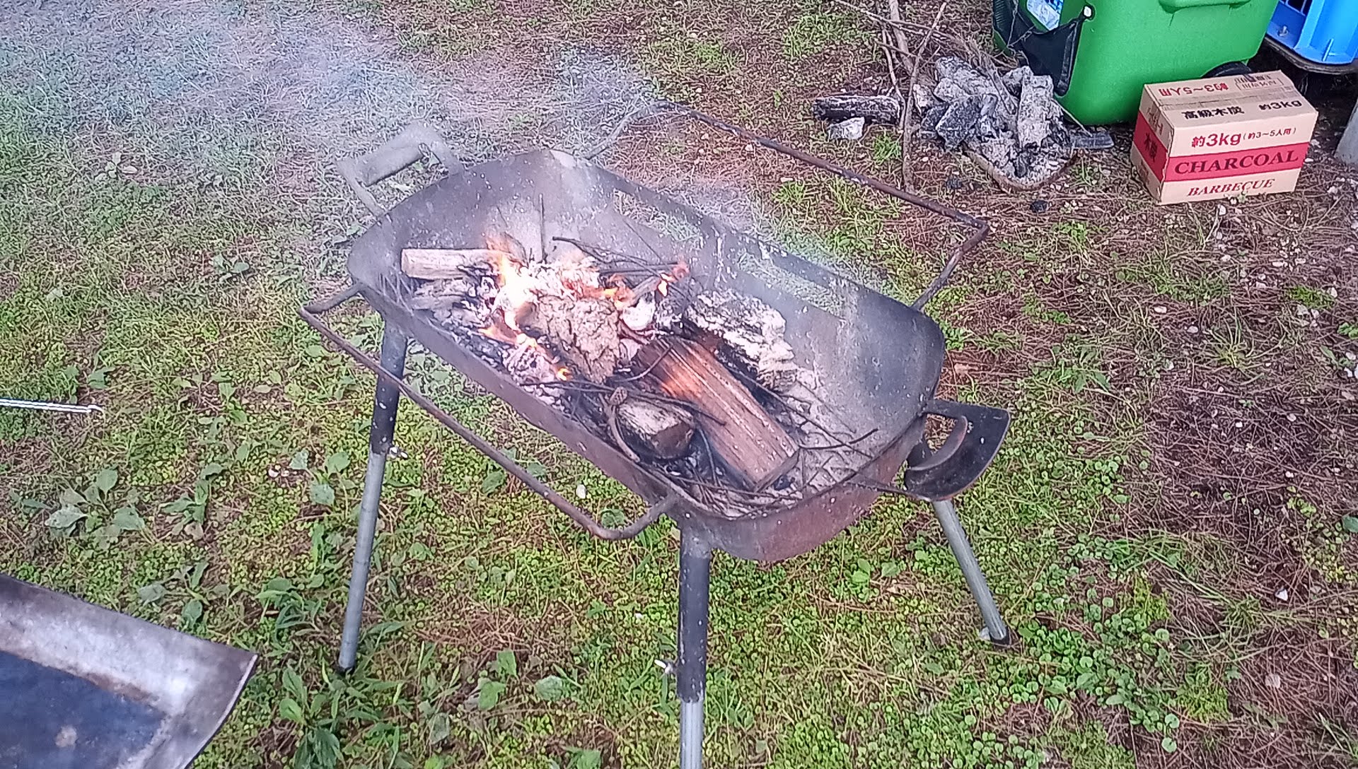 燃え残っている木炭を使えたので、ライターも何も使わずに簡単に火起こしすることができました